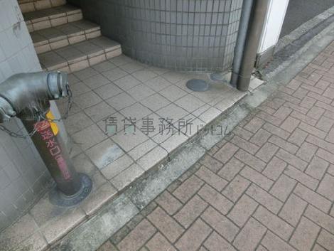 歩道との間に段差があります