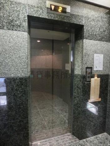鏡面仕様のエレベーター扉