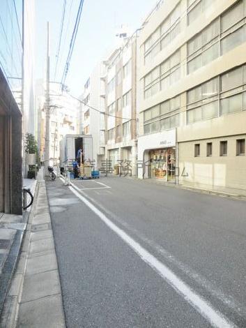 玄関前の静かな通り