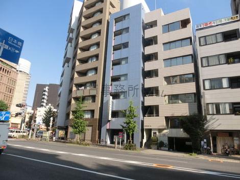 大通り沿いにあります
