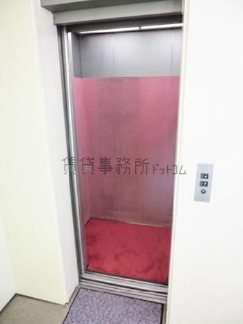 カゴ内は赤いデザインになっています