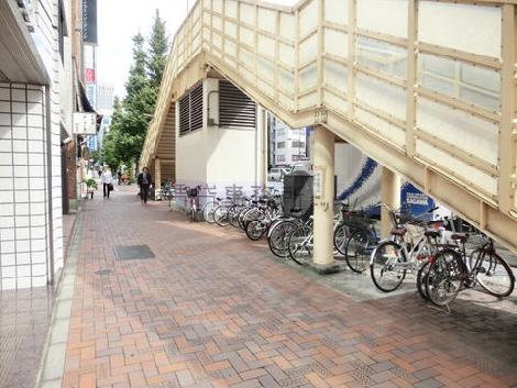 玄関前に歩道橋のある環境