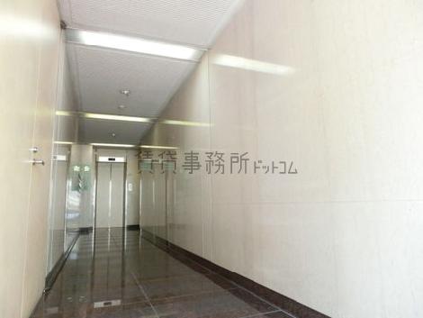 ストレートに展開されるエントランス空間