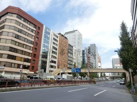 京橋駅方面へ向かう通りです