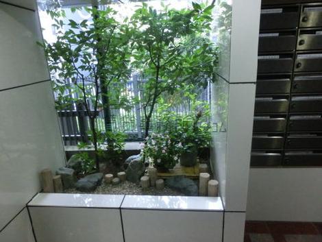 エントランス途中には草木などが飾られています