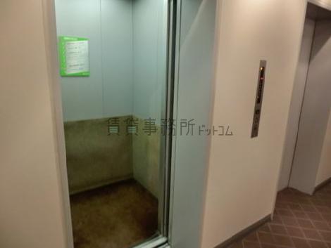 エレベーターは９人乗りでございます
