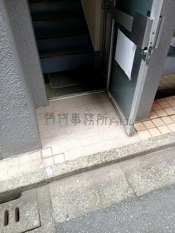 入口前段差