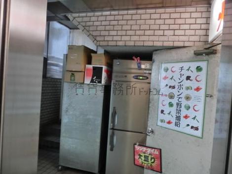 エレベーター内から見たエントランスです