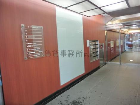 風除室部分に、案内板・集合ポストがあります