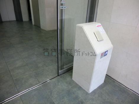 夜間はオートロックです