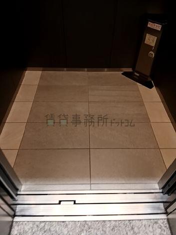 エレベーター内部