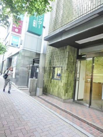地下鉄の駅に隣接しています