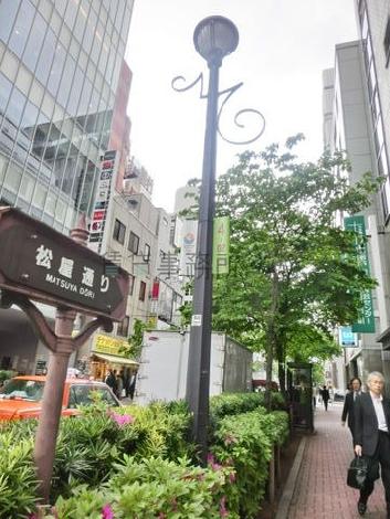 松屋通りに面しています