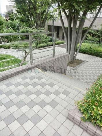 立体的に組まれた敷地内