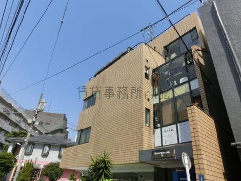 一部がガラス張りです