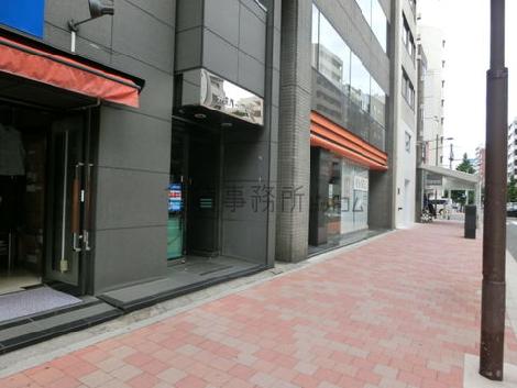ビル前の通り