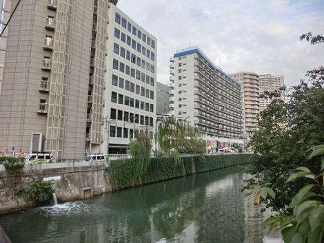 目黒川沿いに立地しています