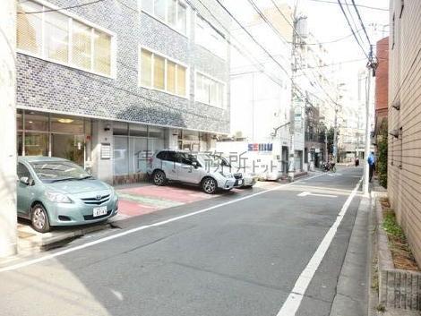 物件前面道路、目白駅方面です。