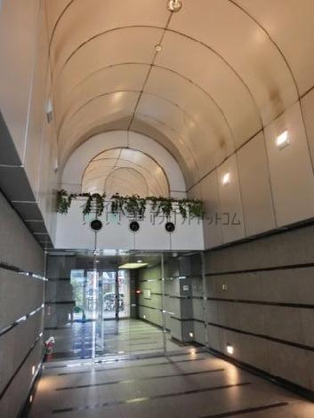 アーチ状の開放感あるエントランスホールです