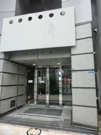 清杉通りに面した正面玄関