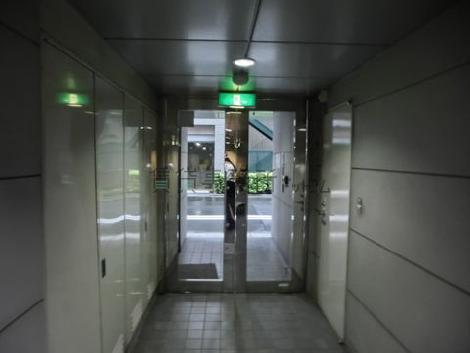 夜間などはこちらから入退館できます