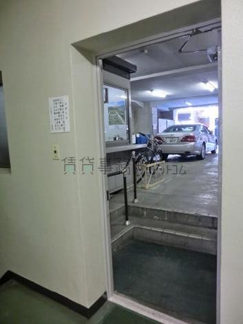 裏口です