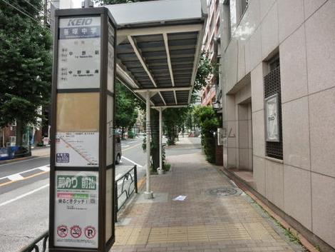 目の前がバス停となっています