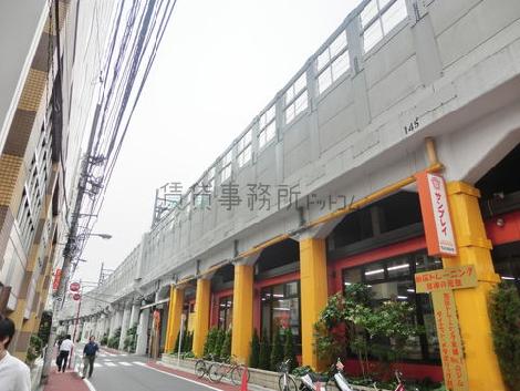 目の前は線路沿いになります