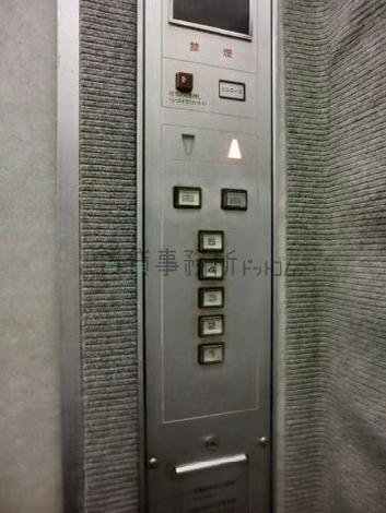 エレベーター内のボタンです