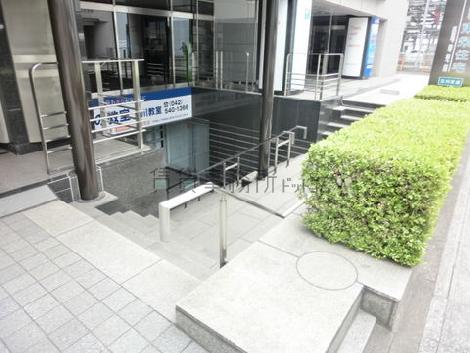 地階フロアへの連絡口