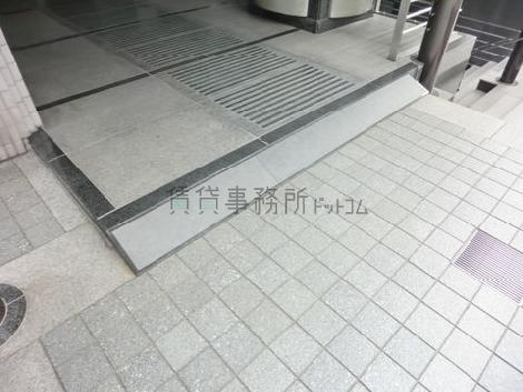 段差の無い出入り口前
