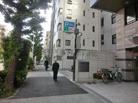 オフィス街のような窮屈感は無いです
