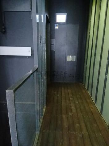 進んだ左側にエレベーターあります