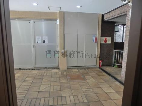 エレベーター内から見たエントランスです