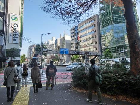 表参道駅方面です