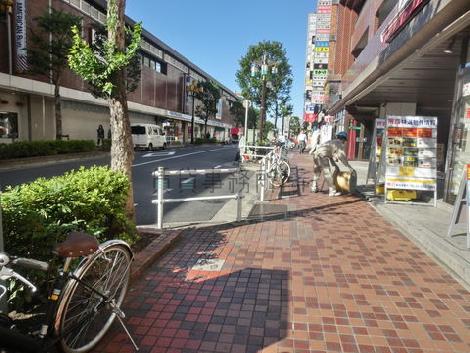 大久保駅方面です