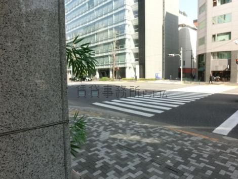 ビル前に横断歩道があり、向かい側にも渡りやすいです