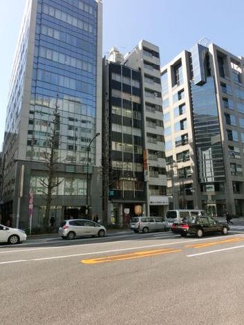 建物前面の本郷通りは片側三車線の広い道路です