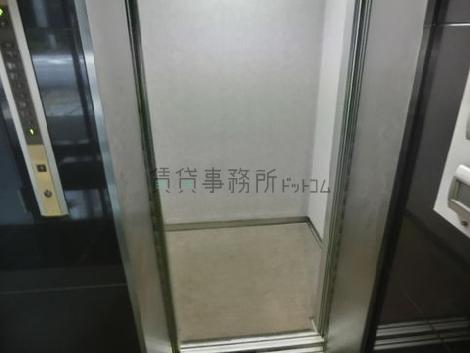 エレベーター内です