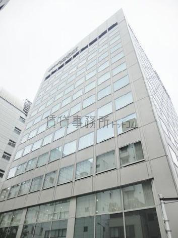 正方形の窓が並びます