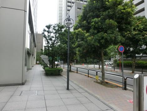 正面玄関前の歩道の様子