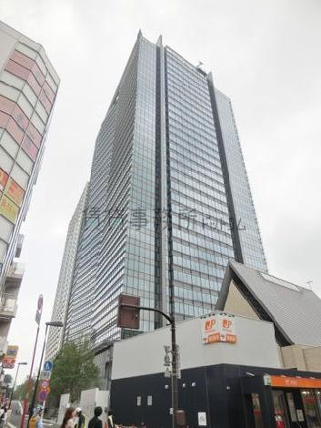 全面ガラス張りで構成