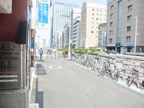 幅広い歩道です
