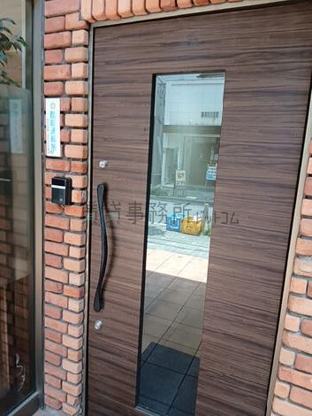 エントランスに入る扉