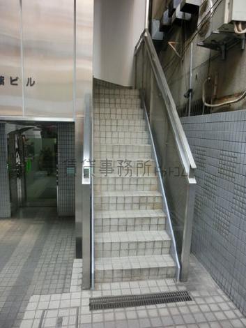 入口付近にある外階段です