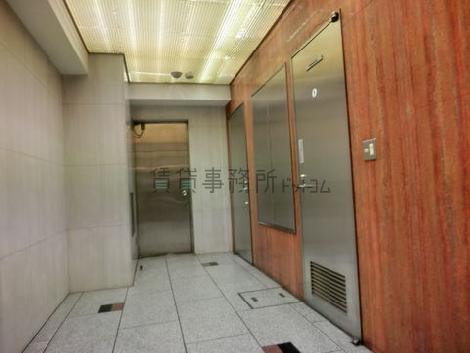 １階区画の入口と、トイレや給湯室の扉です