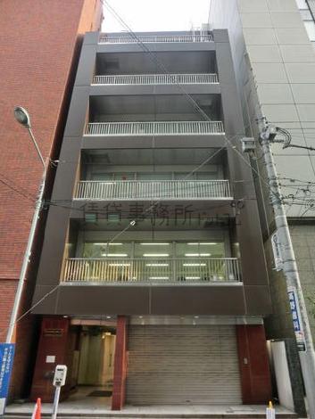 前面に大きなバルコニーがあります