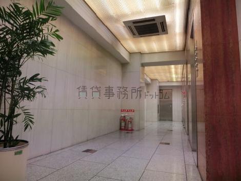 植栽の置かれたエレベーターホール