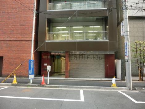 玄関の正面にコインパーキング設備があります