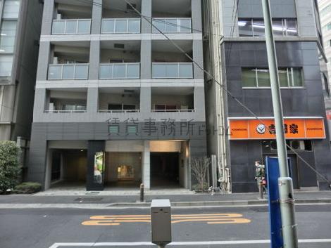 玄関の真っ正面にコインパーキング設備